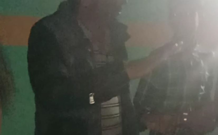 यौन दुर्व्यवहारकाे आराेपमा प्रिन्सिपललाई विद्यार्थीले माेसाे दले, जुत्ताकाे माला लगाए अनि प्रहरीलाई बुझाए